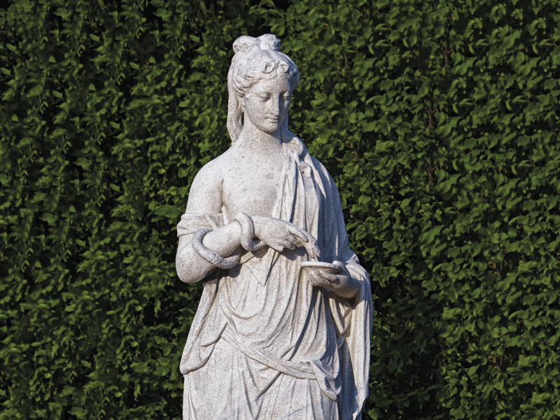 Estátua de Salus, deusa romana da saúde, segurando a serpente que até hoje simboliza a medicina